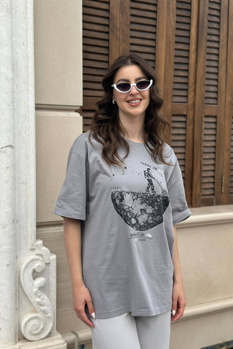 T-SHIRT OVERSIZE PËR MESHKUJ NË NGJYRËN GRI - 3
