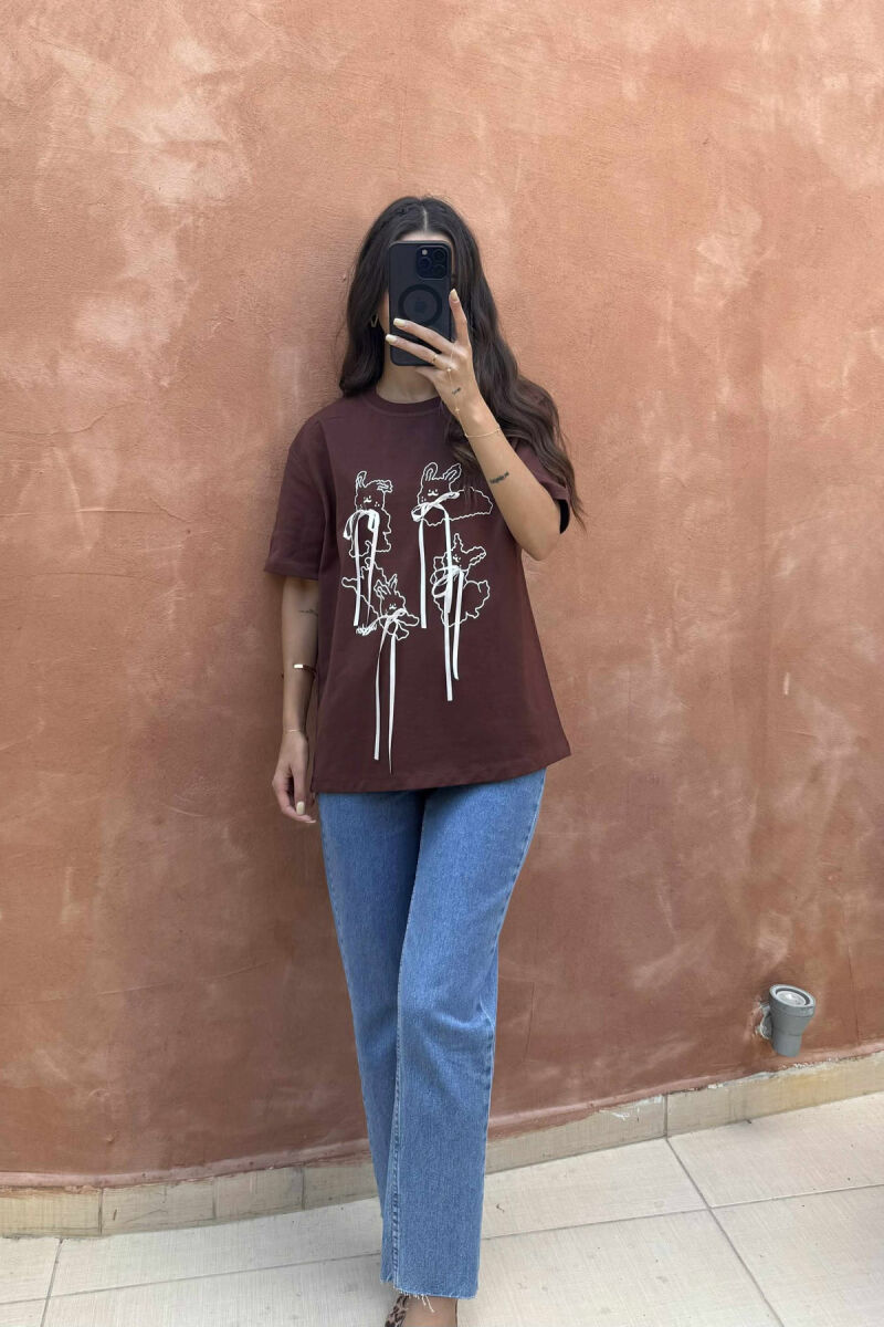 T-SHIRT PËR FEMRA ME IMAZH PARA DHE DETAJE FJONGOSH NË NGJYRËN KAFE - 1