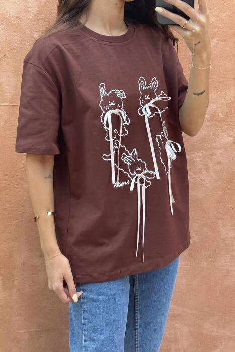 T-SHIRT PËR FEMRA ME IMAZH PARA DHE DETAJE FJONGOSH NË NGJYRËN KAFE - 2