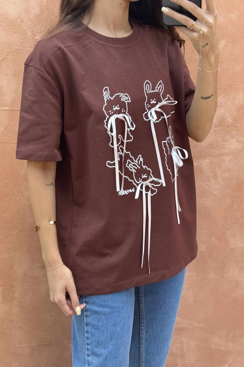 T-SHIRT PËR FEMRA ME IMAZH PARA DHE DETAJE FJONGOSH NË NGJYRËN KAFE - 2