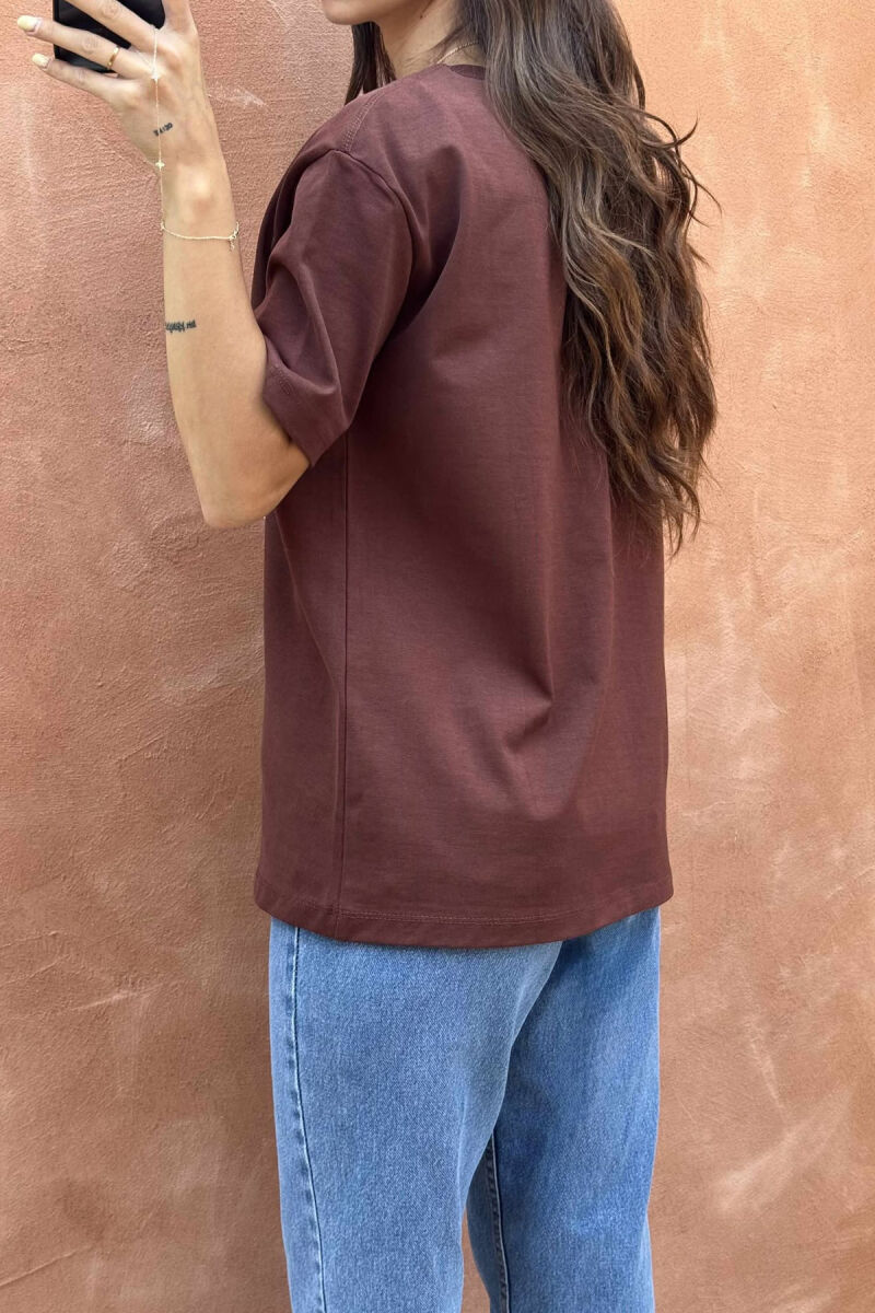 T-SHIRT PËR FEMRA ME IMAZH PARA DHE DETAJE FJONGOSH NË NGJYRËN KAFE - 3