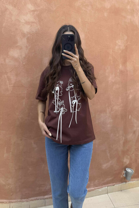 T-SHIRT PËR FEMRA ME IMAZH PARA DHE DETAJE FJONGOSH NË NGJYRËN KAFE - 4