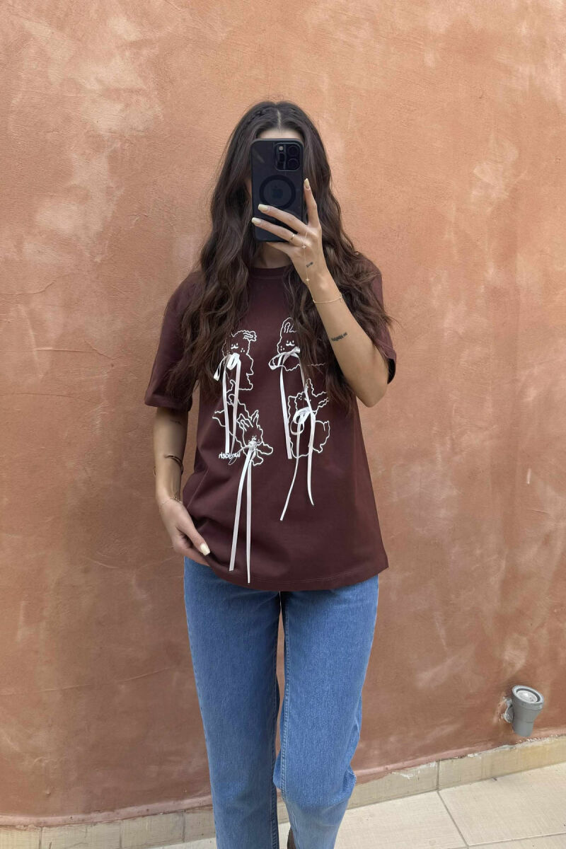 T-SHIRT PËR FEMRA ME IMAZH PARA DHE DETAJE FJONGOSH NË NGJYRËN KAFE - 4