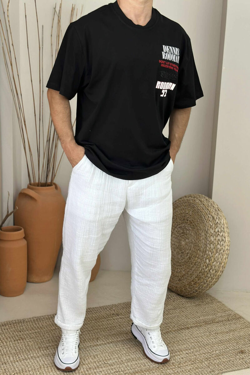 T-SHIRT PËR MESHKUJ ME JAKË TË RRUMBULLAKËT DHE ME DIZANJE PARA & MBRAPA NË NGJYRË TE ZEZË - 1