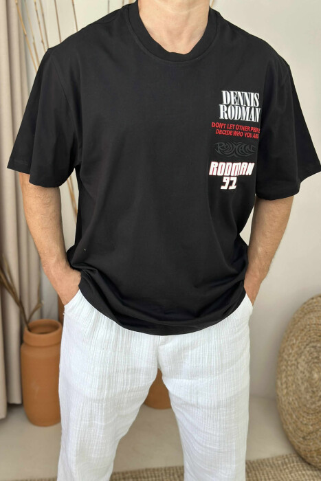 T-SHIRT PËR MESHKUJ ME JAKË TË RRUMBULLAKËT DHE ME DIZANJE PARA & MBRAPA NË NGJYRË TE ZEZË - 2