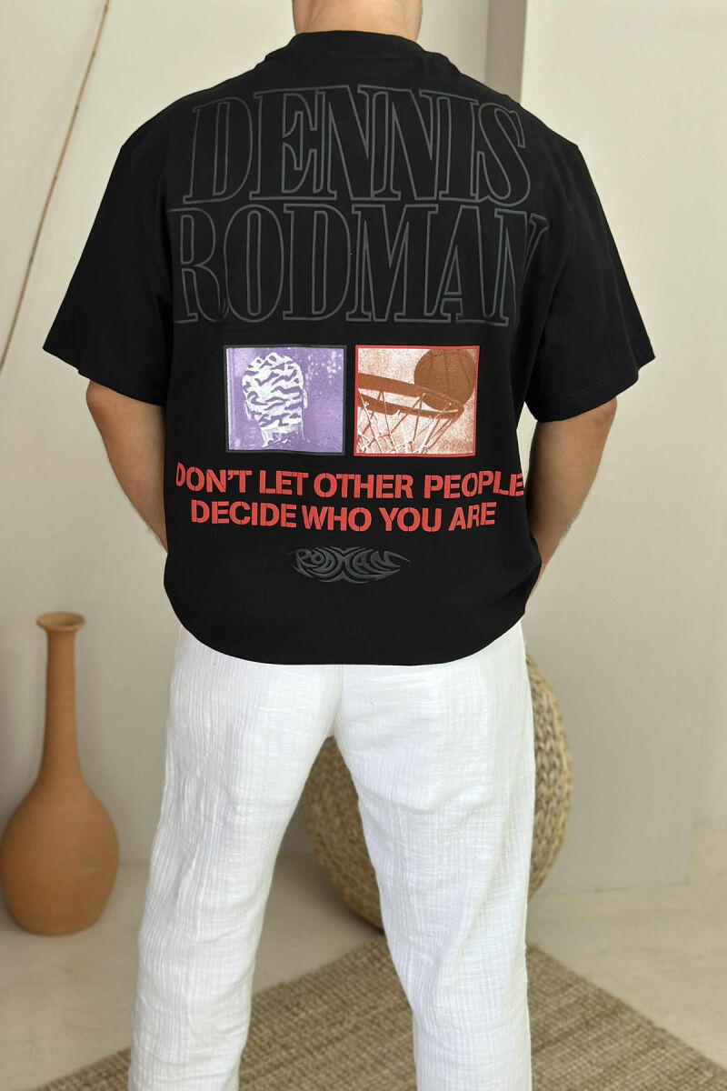 T-SHIRT PËR MESHKUJ ME JAKË TË RRUMBULLAKËT DHE ME DIZANJE PARA & MBRAPA NË NGJYRË TE ZEZË - 3