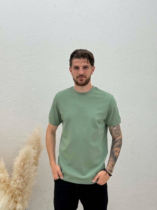 T-SHIRT I TEKSTURUAR ME JAKE TE RRUMBULLAKET PER MESHKUJ NE NGJYRE MENTE 