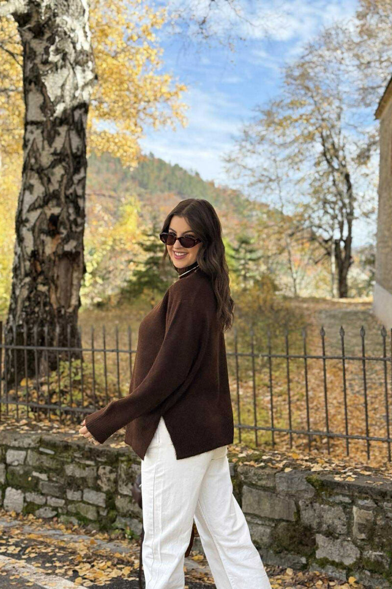 TRIKO E THJESHTË ME JAKË GOLF PËR FEMRA NË NGJYRË KAFE TË ERRËT - 3