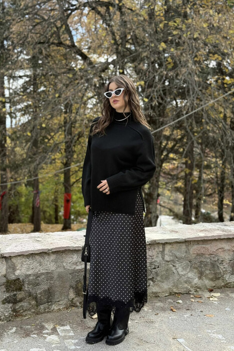 TRIKO E THJESHTË ME JAKË GOLF PËR FEMRA NË NGJYRË TË ZEZË - 1