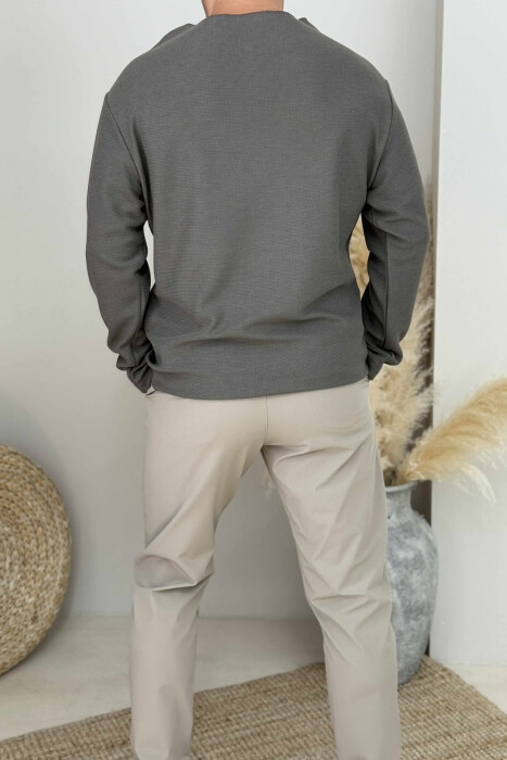 TRIKO E THJESHTË ME JAKË TË RRUMBULLAKËT DHE BUTONA PËR MESHKUJ NË NGJYRËN KAFE - 2