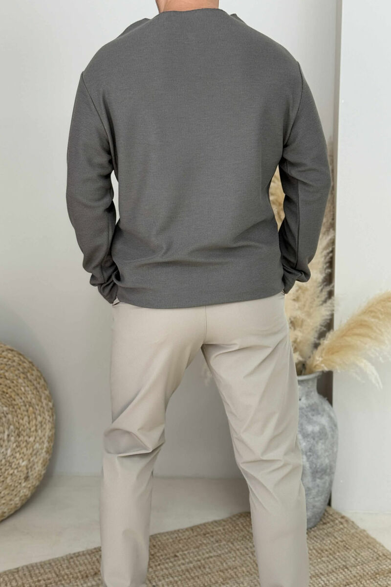 TRIKO E THJESHTË ME JAKË TË RRUMBULLAKËT DHE BUTONA PËR MESHKUJ NË NGJYRËN KAFE - 2