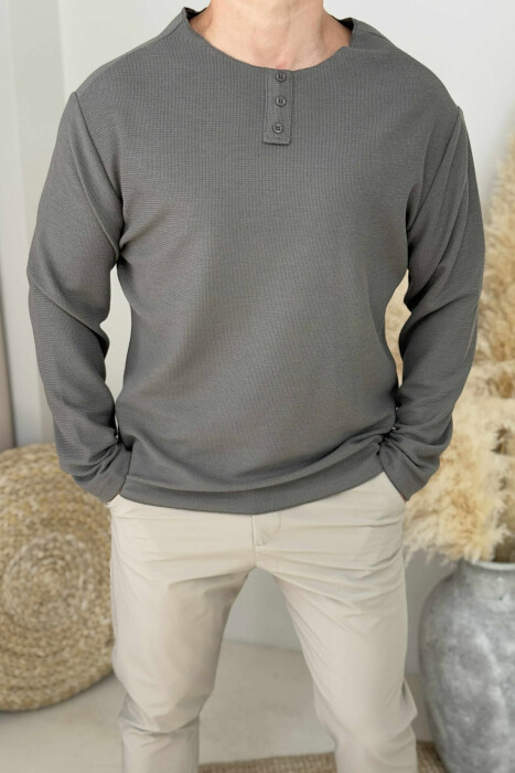 TRIKO E THJESHTË ME JAKË TË RRUMBULLAKËT DHE BUTONA PËR MESHKUJ NË NGJYRËN KAFE - 3