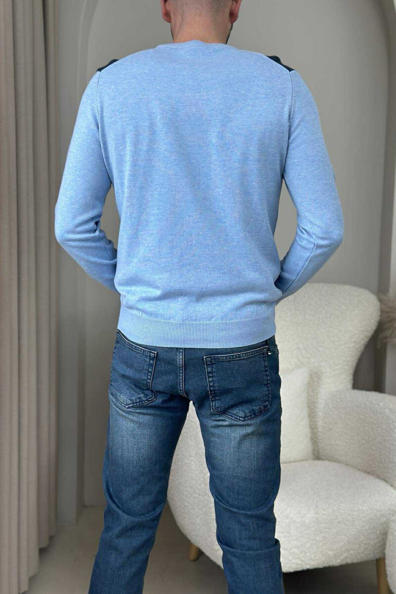 TRIKO E THJESHTË ME JAKË TË RRUMBULLAKËT PËR MESHKUJ NË NGJYRËN BLU TË ZBARDHUR - 4