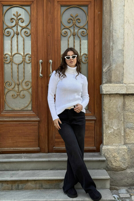 TIKO E THJESHTË NJË NGJYRËSHE ME JAKË GOLF PËR FEMRA NË NGJYRË TË BARDHË 