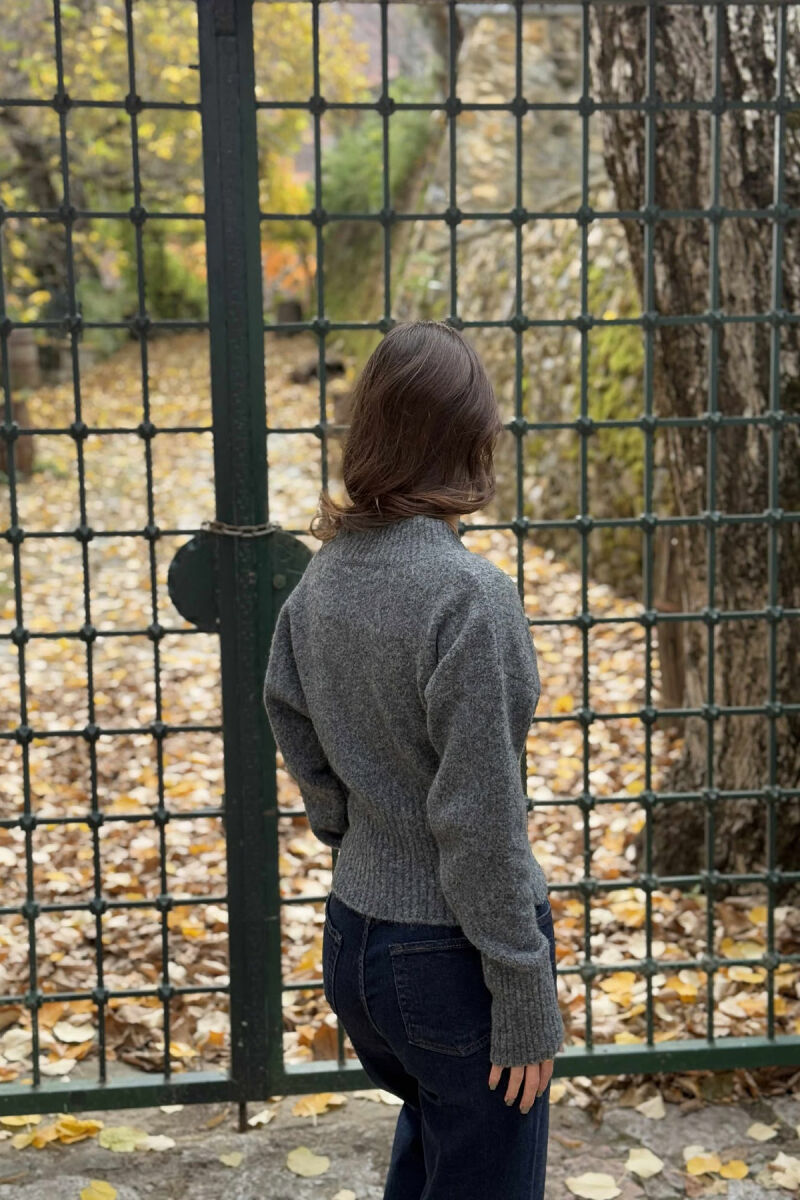 TRIKO E THJESHTË NJË NGJYRËSHE ME JAKË V PËR FEMRA NË NGJYRË GRI TË ERRËT - 2