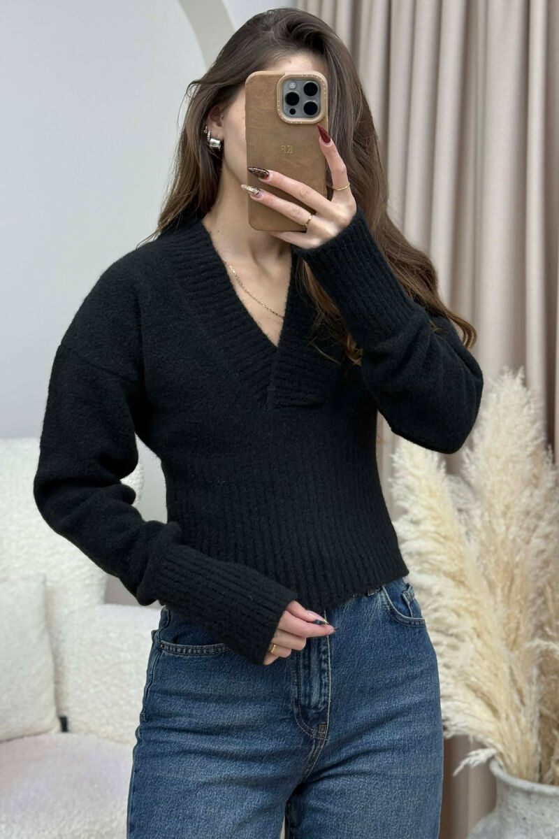 TRIKO E THJESHTË NJË NGJYRËSHE ME JAKË V PËR FEMRA NË NGJYRE TE ZEZE - 2