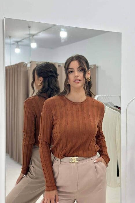 TRIKO E THJESHTË NJË NGJYRËSHE PËR FEMRA NË NGJYRËN KAFE - 3