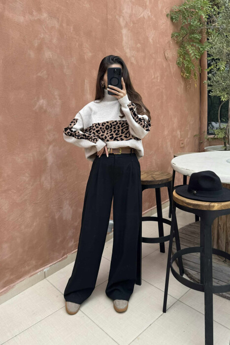 TRIKO ME JAKË GOLF DHE DIZANJ LEOPARD PËR FEMRA NË NGJYRËN BEZHË TË ZBARDHUR - 2