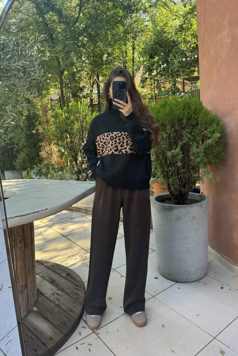 TRIKO ME JAKË GOLF DHE DIZANJ LEOPARD PËR FEMRA NË NGJYRËN E ZEZË - 1