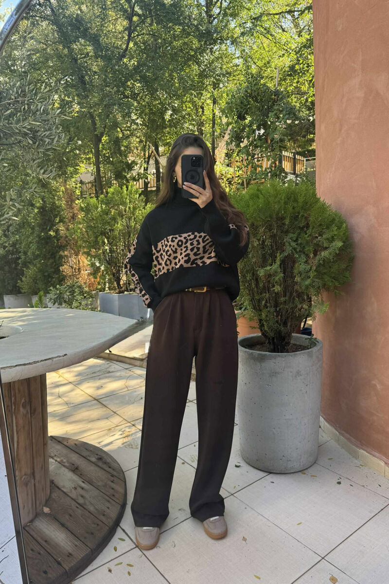 TRIKO ME JAKË GOLF DHE DIZANJ LEOPARD PËR FEMRA NË NGJYRËN E ZEZË - 2