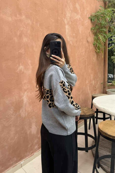 TRIKO ME JAKË GOLF DHE DIZANJ LEOPARD PËR FEMRA NË NGJYRËN GRI - 2