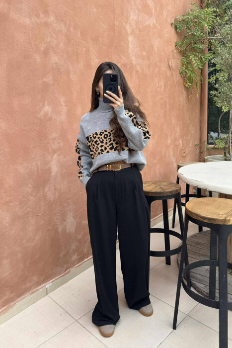 TRIKO ME JAKË GOLF DHE DIZANJ LEOPARD PËR FEMRA NË NGJYRËN GRI - 4