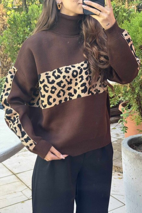 TRIKO ME JAKË GOLF DHE DIZANJ LEOPARD PËR FEMRA NË NGJYRËN KAFE - 3