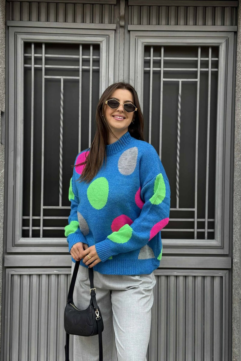 TRIKO ME JAKË GOLF DHE DIZANJ RRATHËSH PËR FEMRA NË NGJYRËN BLU - 2