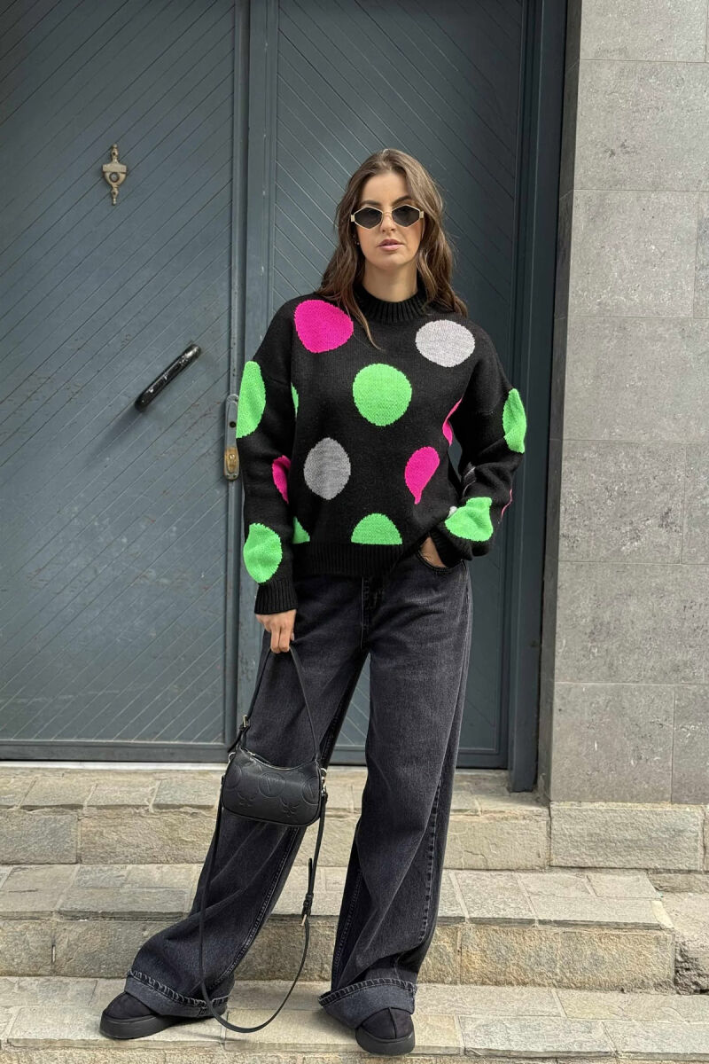 TRIKO ME JAKË GOLF DHE DIZANJ RRATHËSH PËR FEMRA NË NGJYRËN E ZEZË - 2