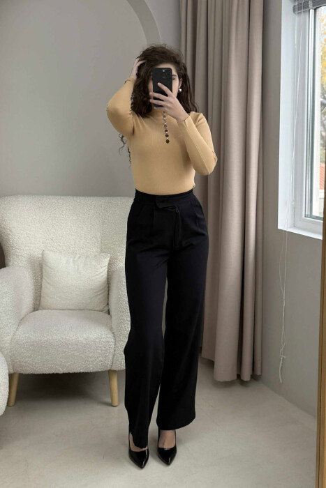 TRIKO ME JAKË GOLF DHE ME DETAJIN E GURËVE PËR FEMRA NË NGJYRË BEZHË - 2