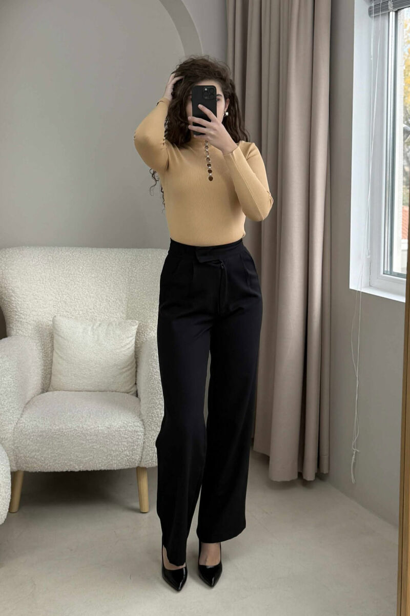 TRIKO ME JAKË GOLF DHE ME DETAJIN E GURËVE PËR FEMRA NË NGJYRË BEZHË - 2