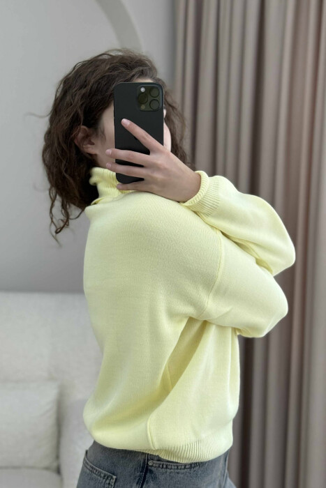 TRIKO ME JAKË GOLF DHE SHKRIME PARA PËR FEMRA NË NGJYRËN E VERDHË - 3