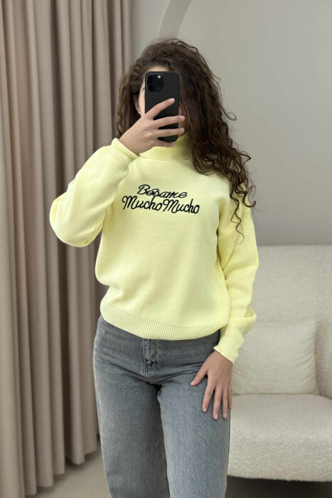 TRIKO ME JAKË GOLF DHE SHKRIME PARA PËR FEMRA NË NGJYRËN E VERDHË - 2