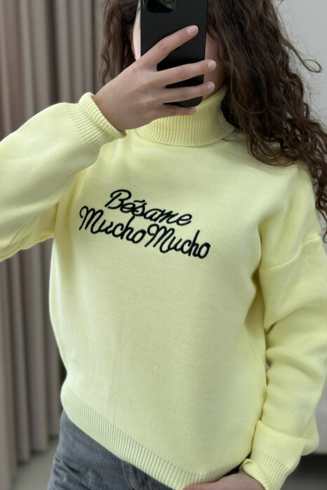 TRIKO ME JAKË GOLF DHE SHKRIME PARA PËR FEMRA NË NGJYRËN E VERDHË - 4