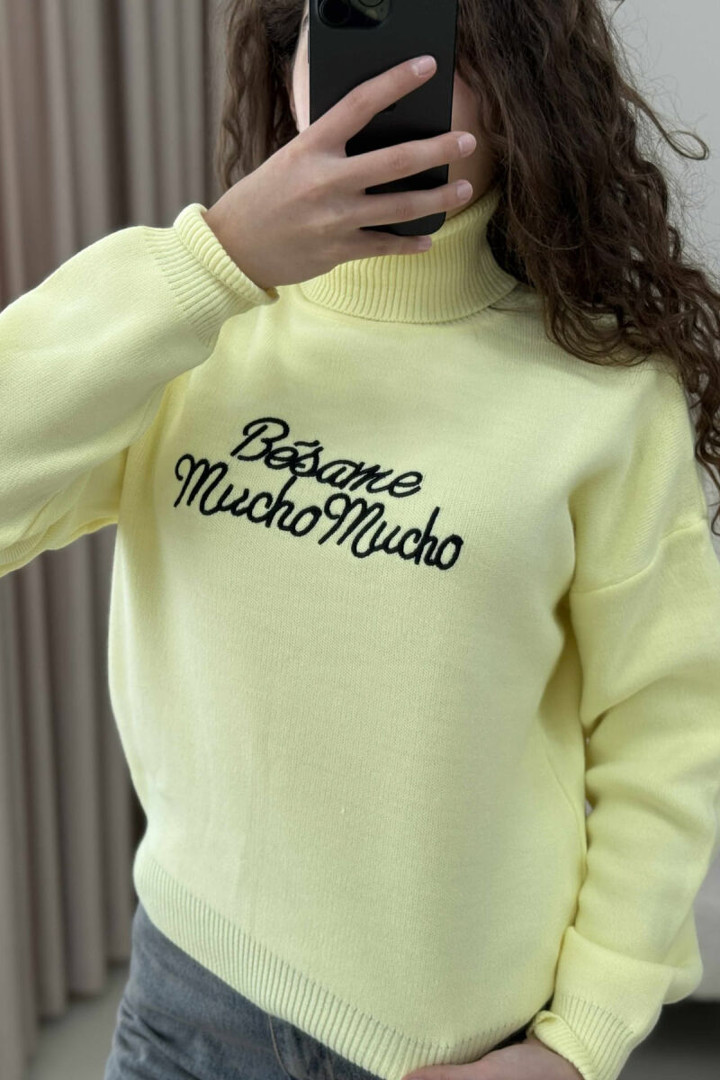 TRIKO ME JAKË GOLF DHE SHKRIME PARA PËR FEMRA NË NGJYRËN E VERDHË - 4