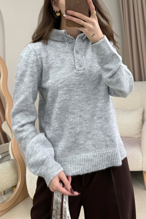 TRIKO ME JAKE POLO DHE ME DETAJIN E SHALLIT PER FEMRA NE NGJYRE GRI TE ZBARDHUR - 2