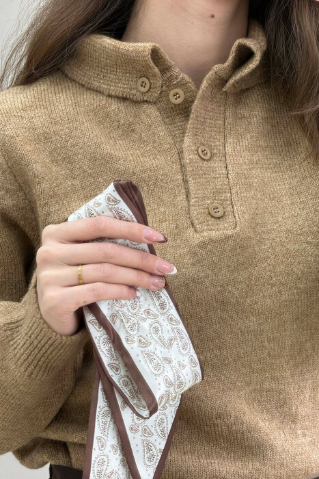 TRIKO ME JAKE POLO DHE ME DETAJIN E SHALLIT PER FEMRA NE NGJYRE KAFE TE ZBARDHUR - 2