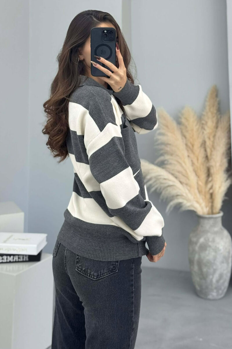 TRIKO ME JAKE POLO ME DETAJIN E XHEPIT DHE VIJA PER FEMRA NE NGJYRE GRI - 4