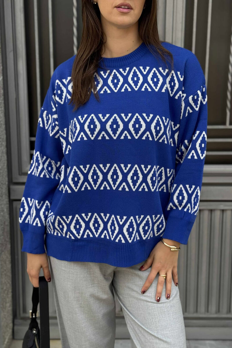 TRIKO ME JAKË TË RRUMBULLAKËT DHE DIZAJNE ROMBESH PËR FEMRA NË NGJYRË BLU - 4