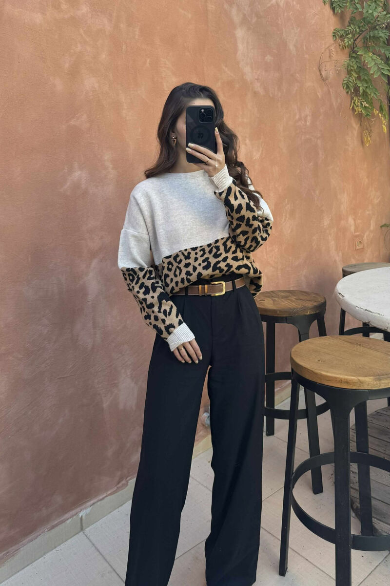 TRIKO ME JAKË TË RRUMBULLAKËT DHE DIZANJ LEOPARD PËR FEMRA NË NGJYRËN BEZHË TË ZBARDHUR - 1