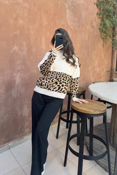 TRIKO ME JAKË TË RRUMBULLAKËT DHE DIZANJ LEOPARD PËR FEMRA NË NGJYRËN BEZHË TË ZBARDHUR - 2