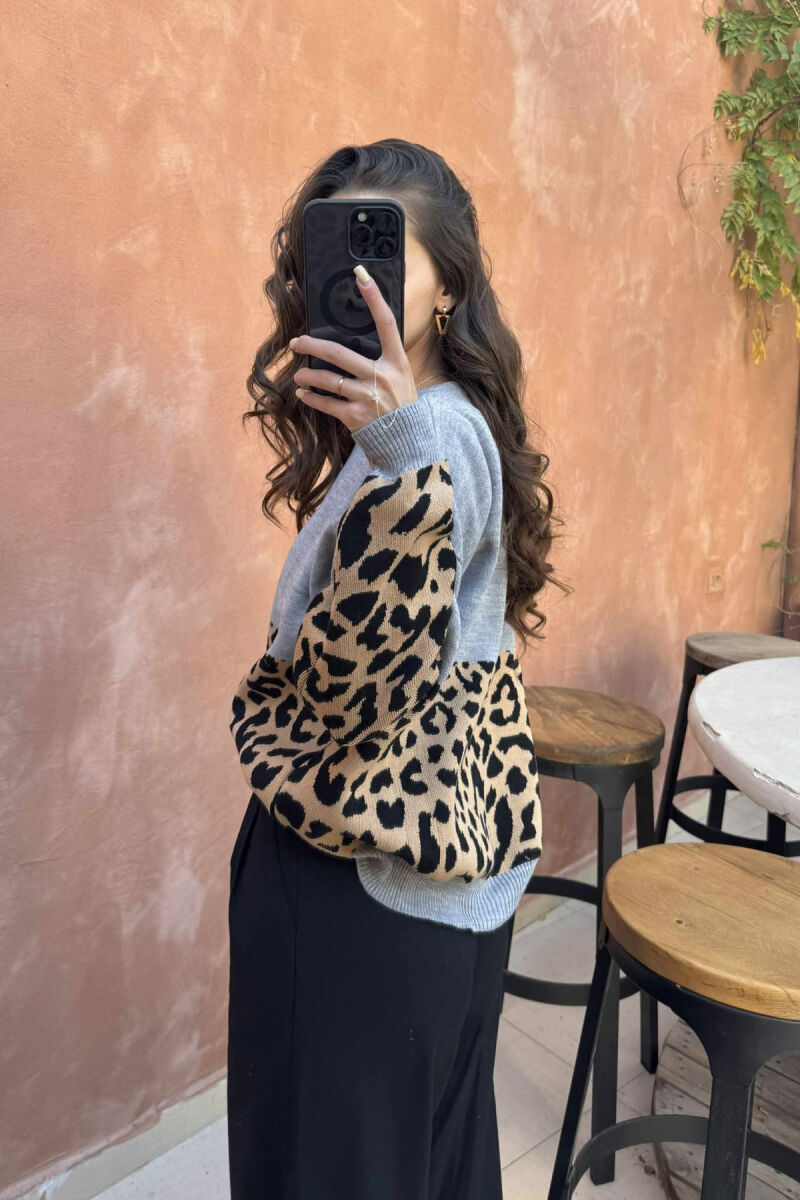 TRIKO ME JAKË TË RRUMBULLAKËT DHE DIZANJ LEOPARD PËR FEMRA NË NGJYRËN GRI - 2