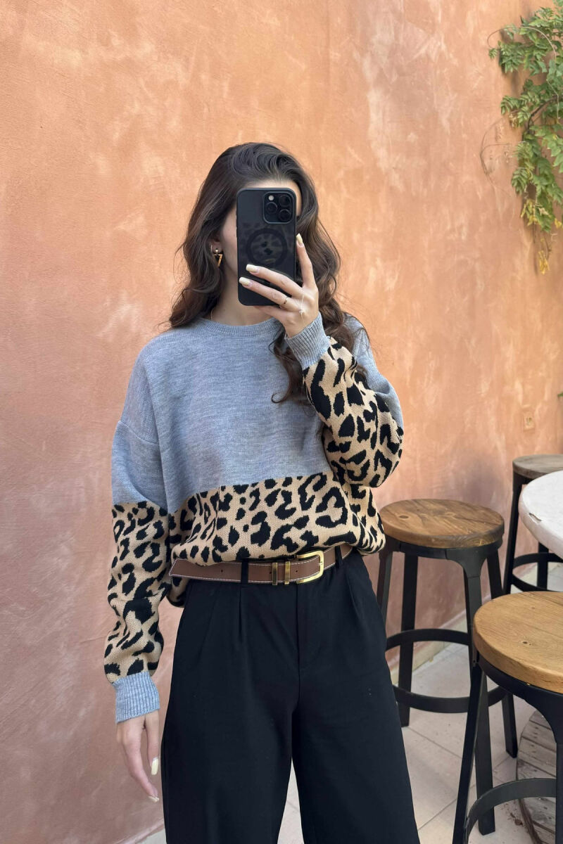 TRIKO ME JAKË TË RRUMBULLAKËT DHE DIZANJ LEOPARD PËR FEMRA NË NGJYRËN GRI - 3