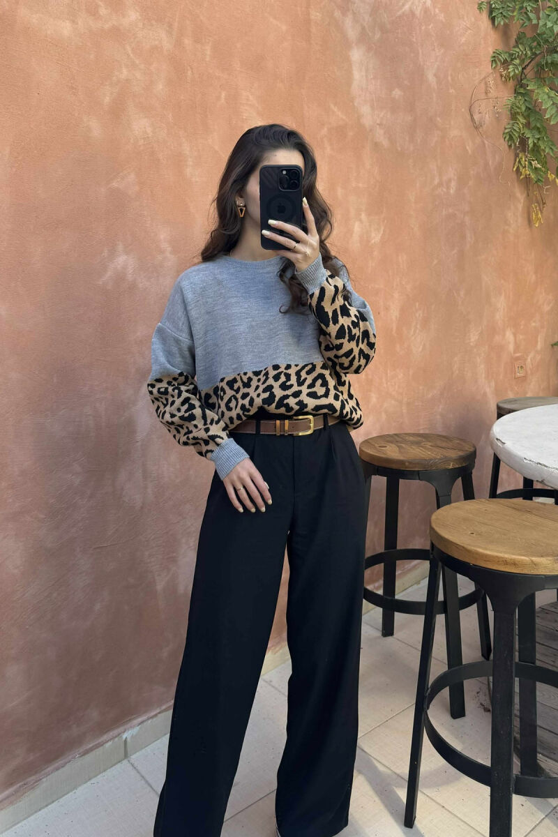 TRIKO ME JAKË TË RRUMBULLAKËT DHE DIZANJ LEOPARD PËR FEMRA NË NGJYRËN GRI - 7