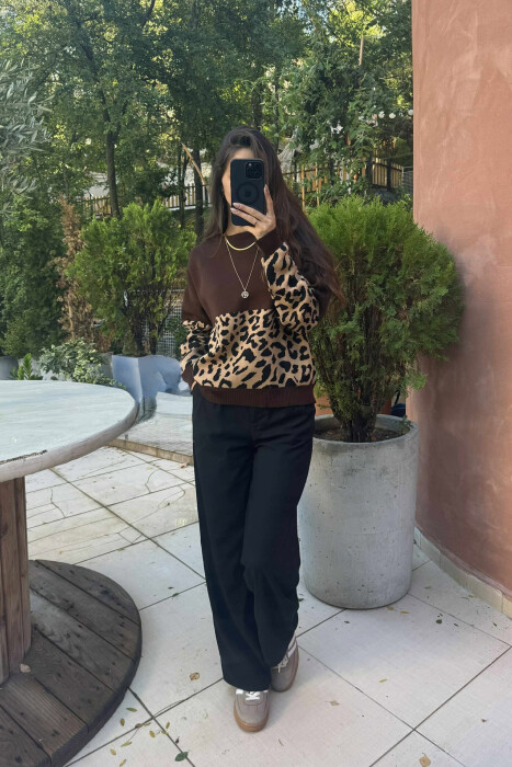 TRIKO ME JAKË TË RRUMBULLAKËT DHE DIZANJ LEOPARD PËR FEMRA NË NGJYRËN KAFE - 3