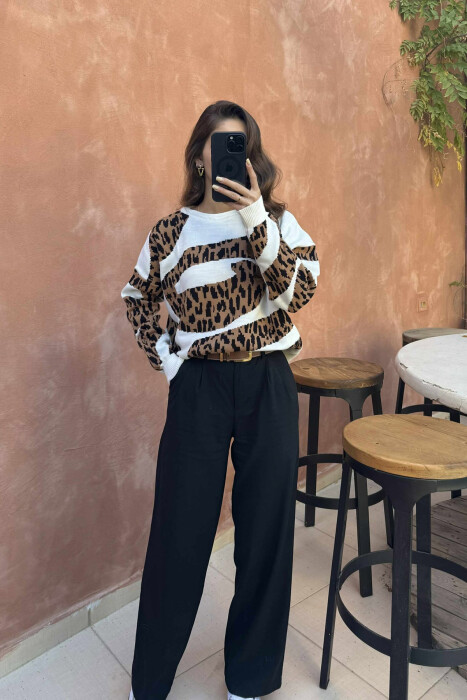 TRIKO ME JAKË TË RRUMBULLAKÊT DHE DIZANJ LEOPARDI PËR FEMRA NË NGJYRËN E BARDHË - KLAUDIO FASHION