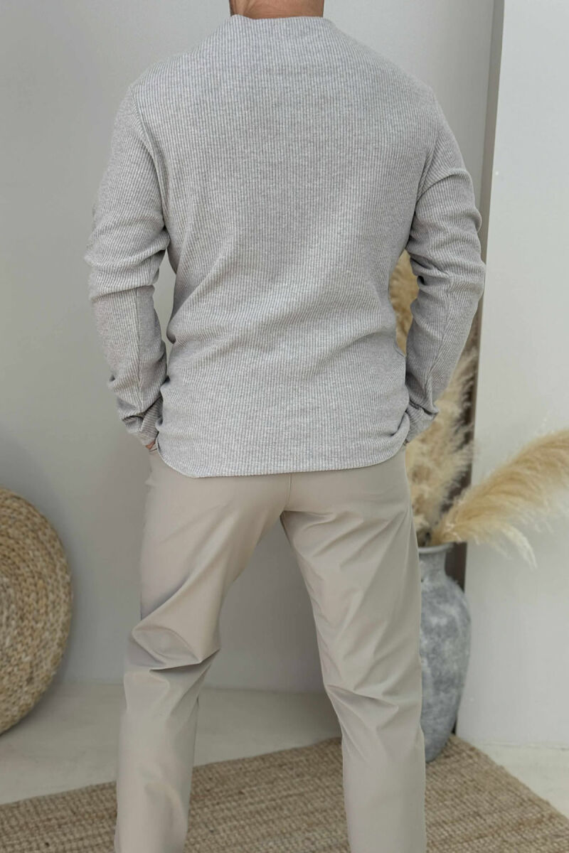 TRIKO ME JAKË TË RRUMBULLAKËT DHE ME DETAJIN E XHEPIT PËR MESHKUJ NË NGJYRËN KAFE TË ZBARDHUR - 2