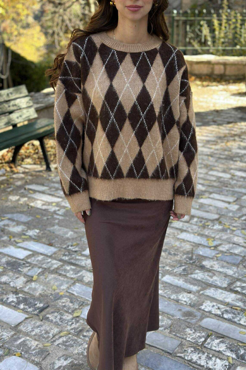 TRIKO ME JAKË TË RRUMBULLAKËT DHE ME DIZAJN ROMBESH PËR FEMRA NË NGJYRË BEZHË ME KAFE - 4