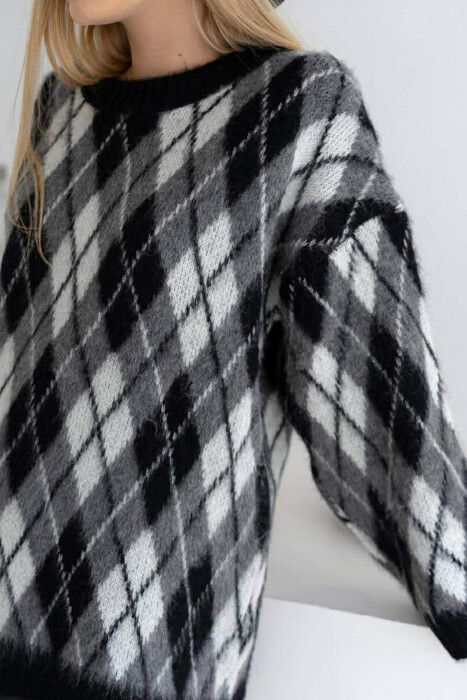 TRIKO ME JAKE TE RRUMBULLAKET DHE ME DIZAJN ROMBESH PER FEMRA NE NGJYRE TE ZEZE - 2