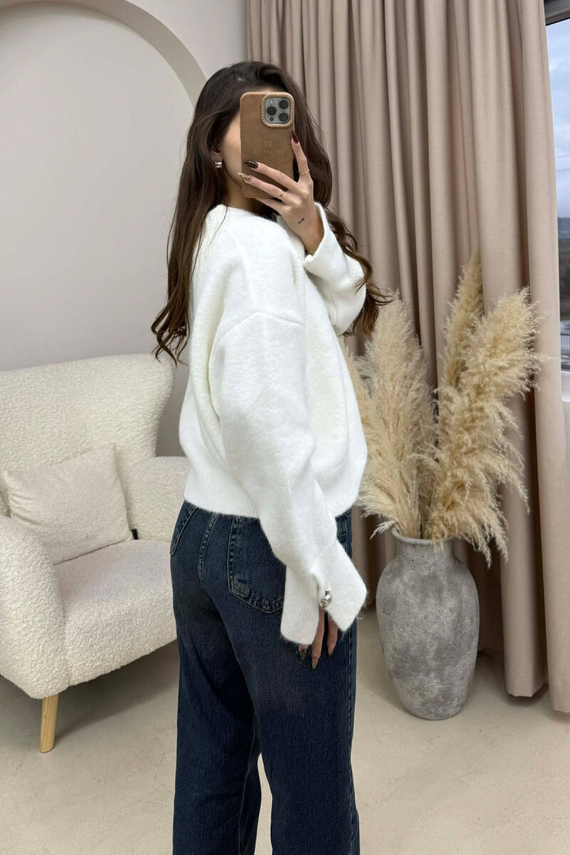 TRIKO ME JAKE V DHE ME BUTONA TEK MENGET PER FEMRA NE NGJYRE TE BARDHE - 4